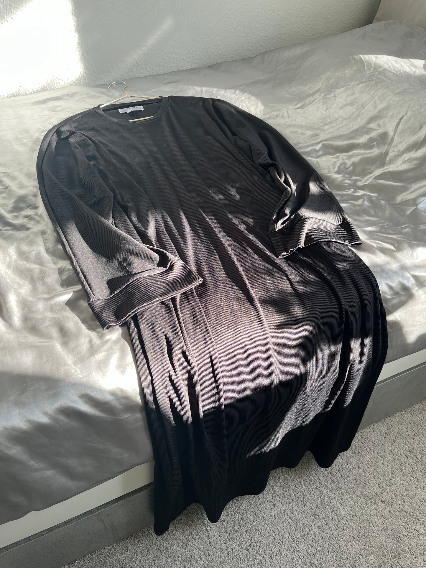 Black ribbed abaya