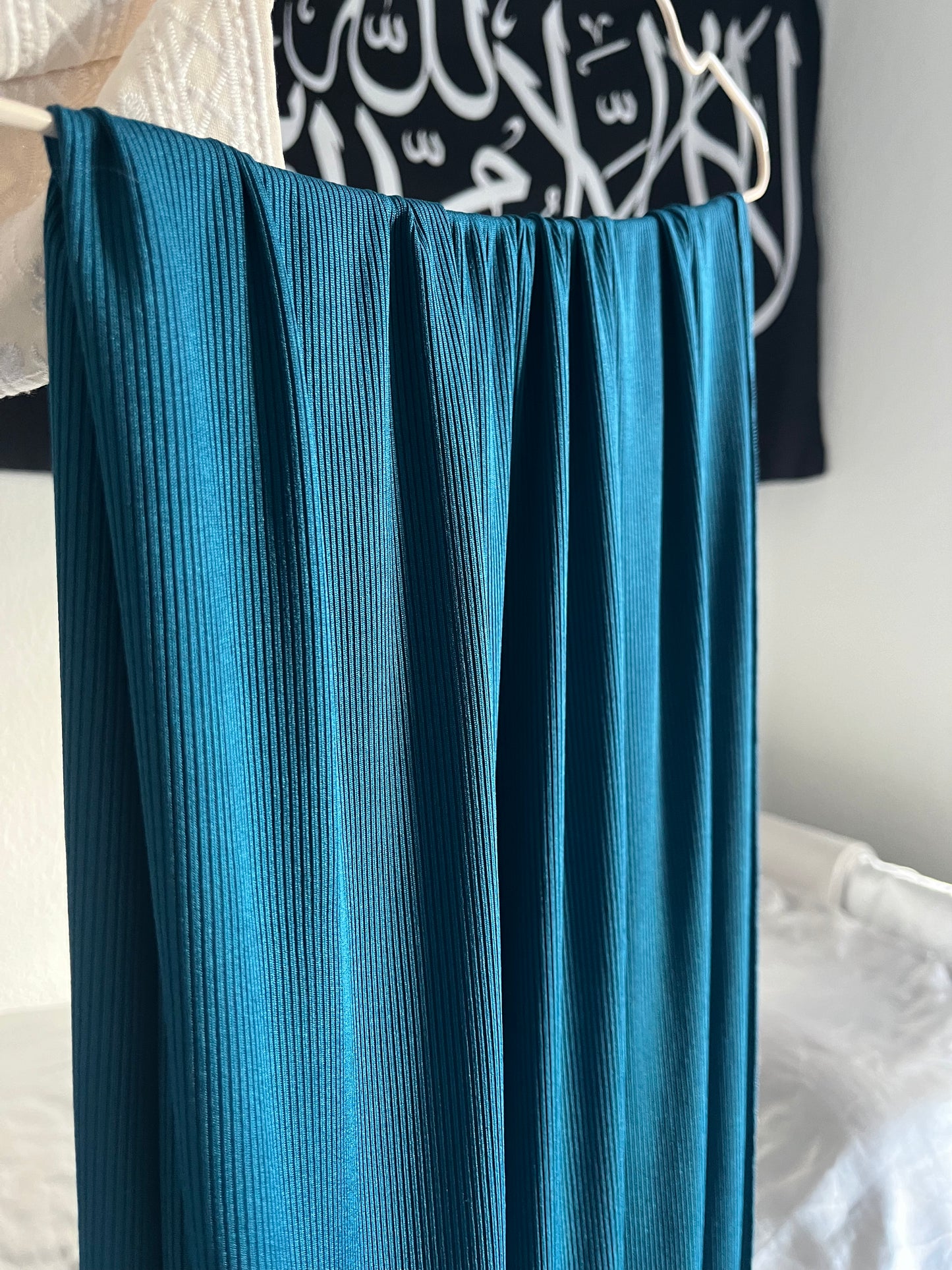 Teal-blue ribbed hijab