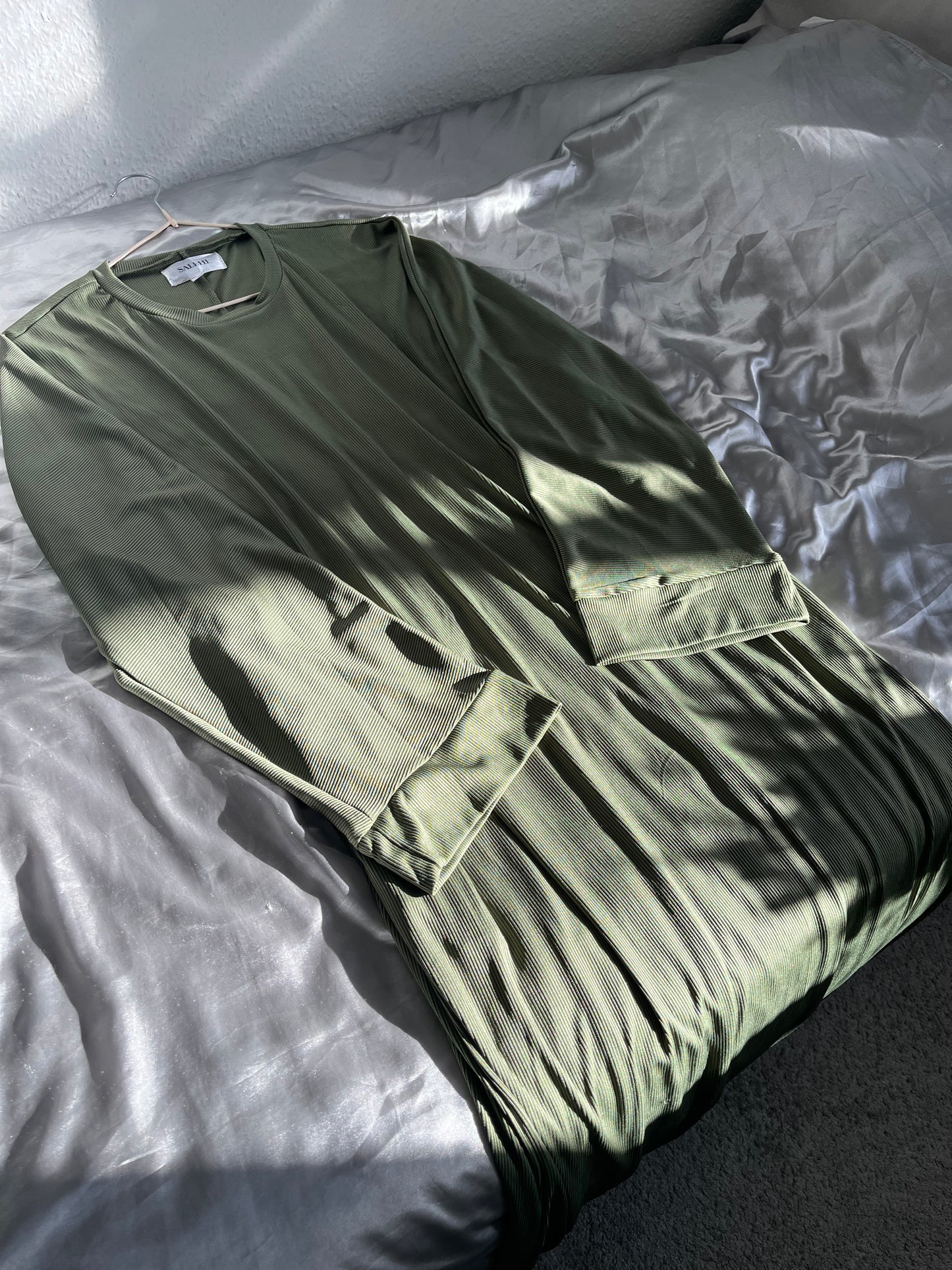 Olive-Green ribbed abaya