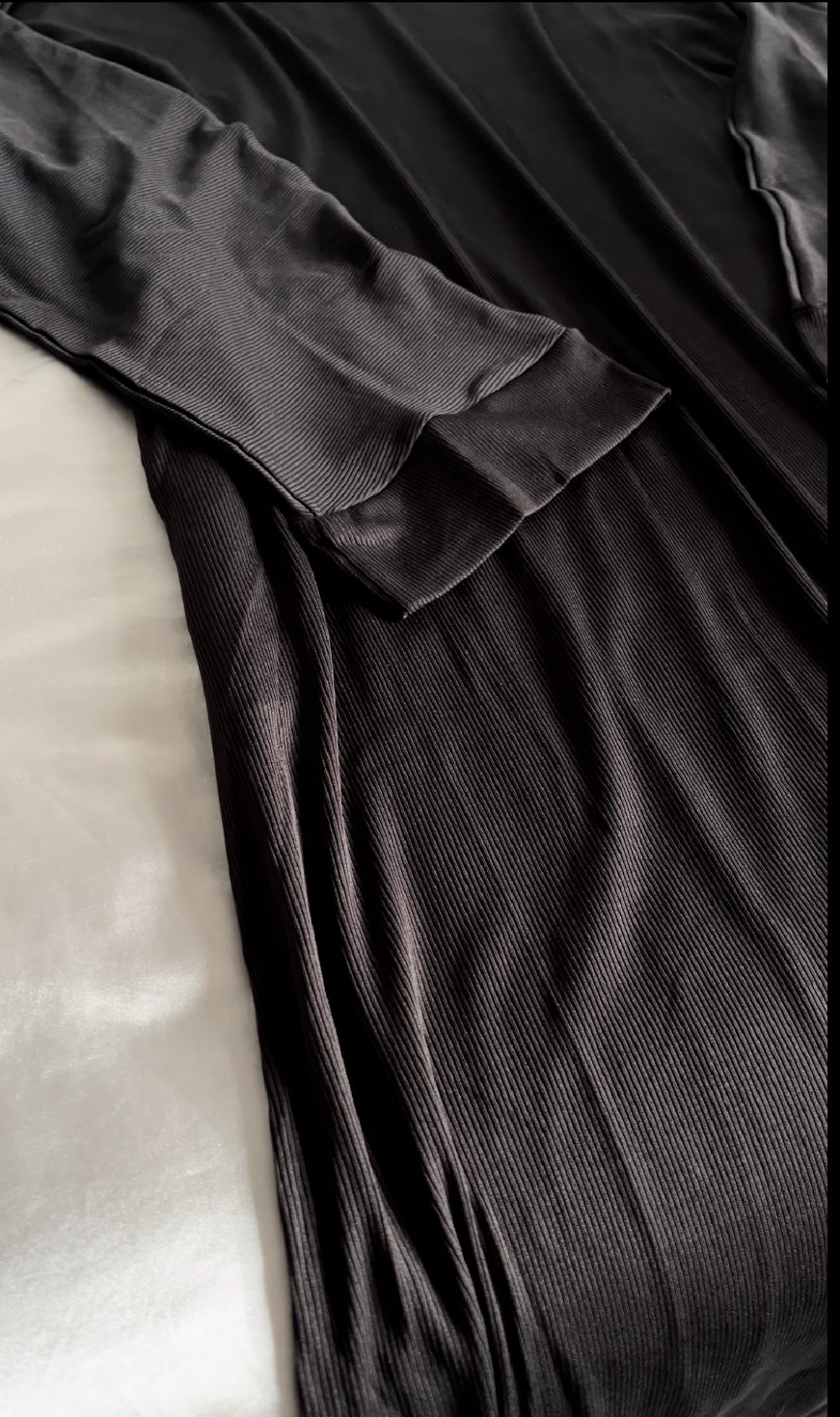 Black ribbed abaya